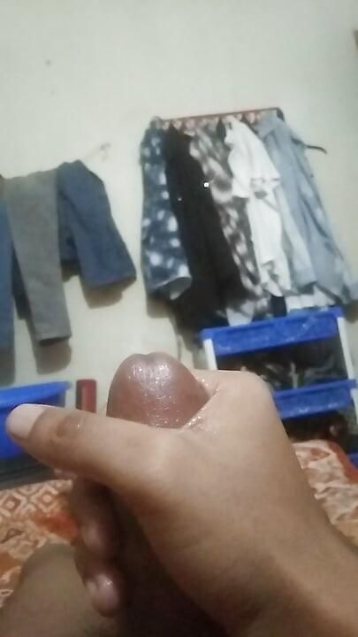 Ich habe in meinem Zimmer einen Handjob bekommen.