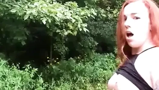 Teşhirci kızıl saçlı parkta sert boşalıyor