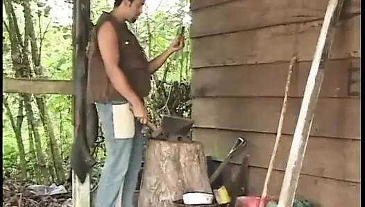 Cowboy-hengst leckt brünettes arsch und füllt ihn mit großem schwanz