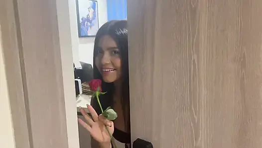 В видео от первого лица вы забили на свидании с горячей латиной и дать ей массивный спаривание с кримпаем