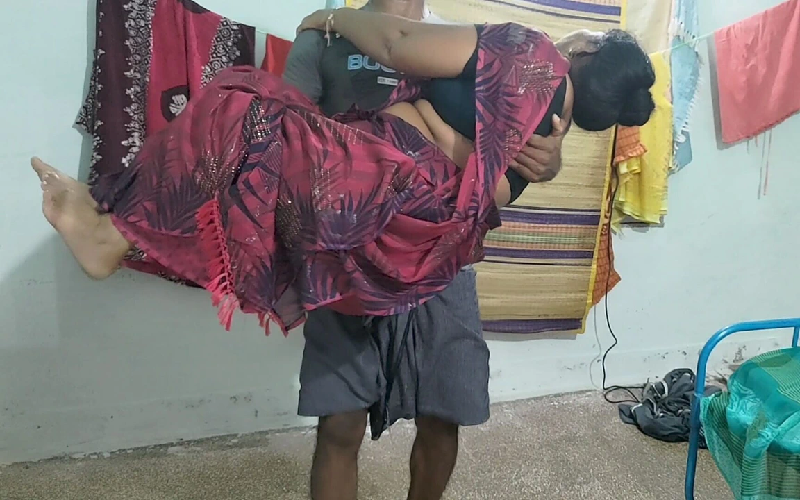 岳母站在里面, 我拥抱了她, 和她真正的自拍做爱