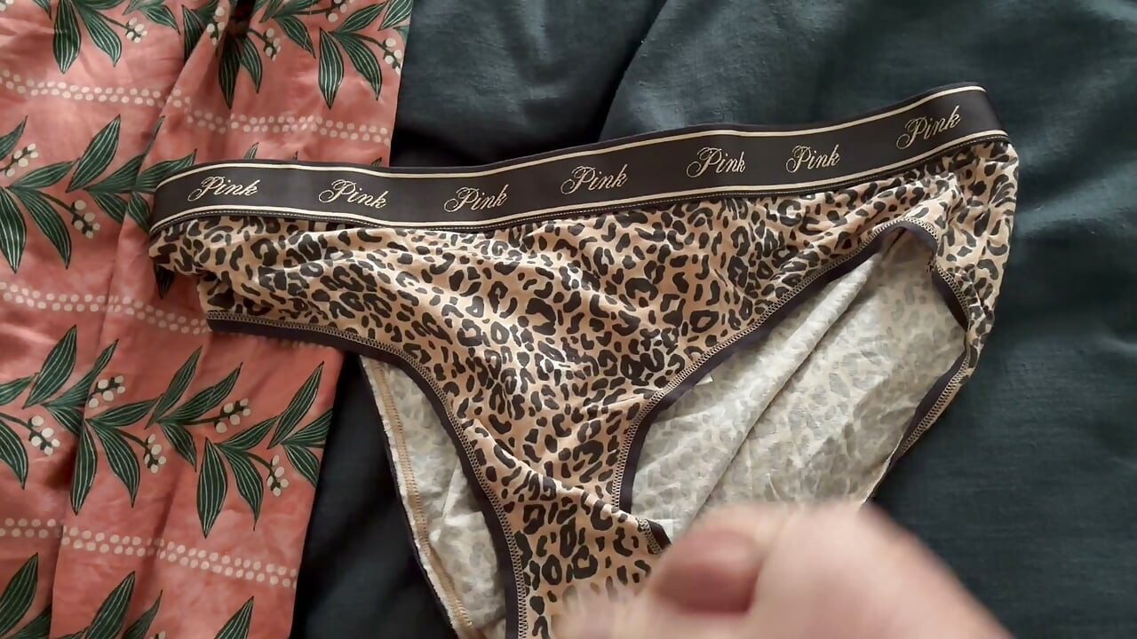 Elélvezek a Victoria's Secret leopárdmintás bugyiján