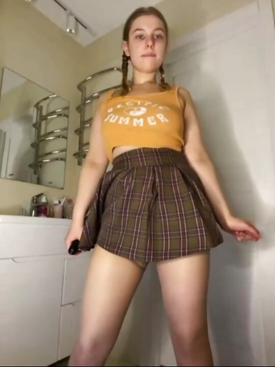 Una gordita en una falda universitaria se folla