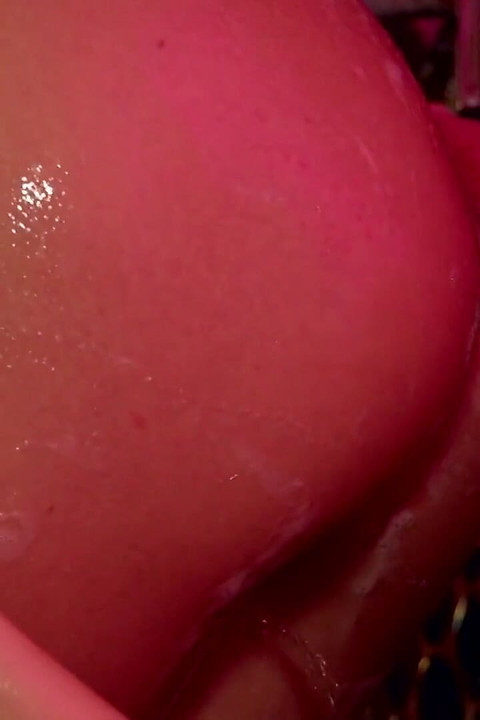 Sexy lesbičky jsou nadržené ve sprše a šukají