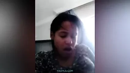 Srílanská dívka jezdí na péru svého manžílka