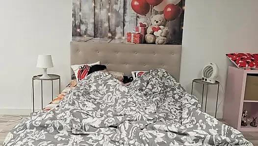 Onu Penislerle Kucaklıyorum ve Küçük Bir Orospu Gibi, Vajinasında Bulur İçinde Seviyorum