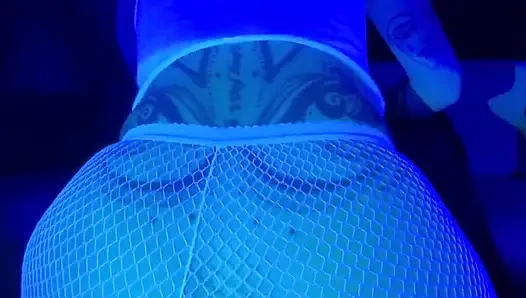 Круглая жопа с идеальной киской принимает огромный дилдо и хуй