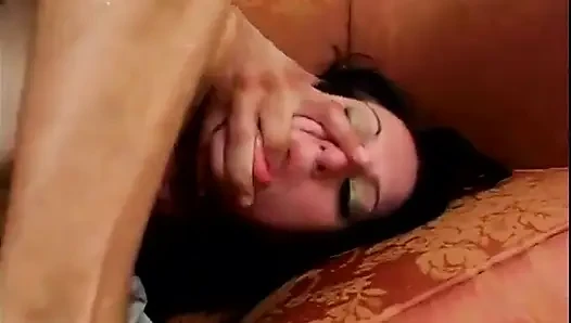 Kız götünü ve amını iki yarakla siktiriyor