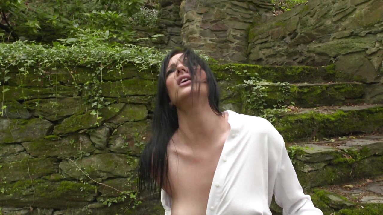Big ass brunette loves hard outdoor fuck