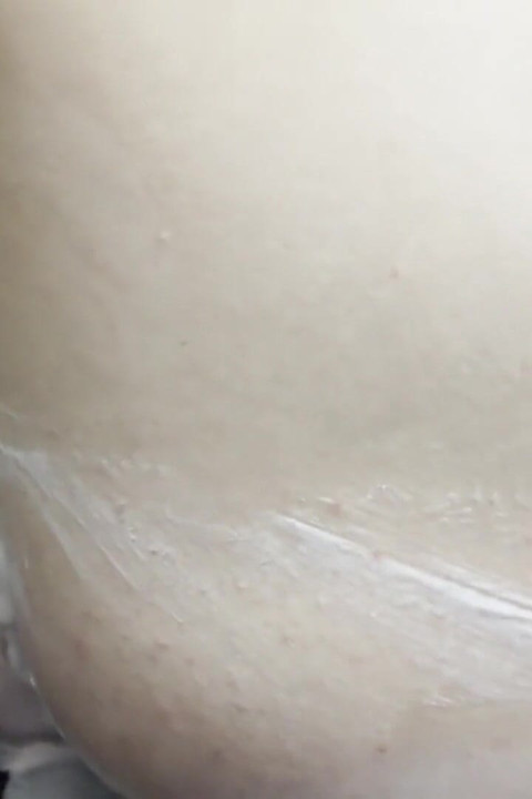 Dedilhando meu cu esfregando iogurte no meu buraco