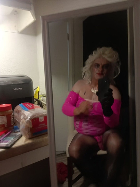 Plavuša transvestita u sjajnim čarapama