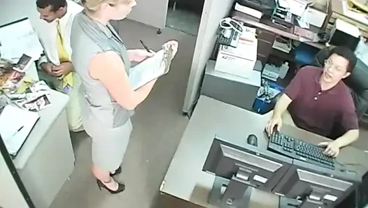 Edepsiz sarışın orta yaşlı seksi kadın için büyük genç bir yarak