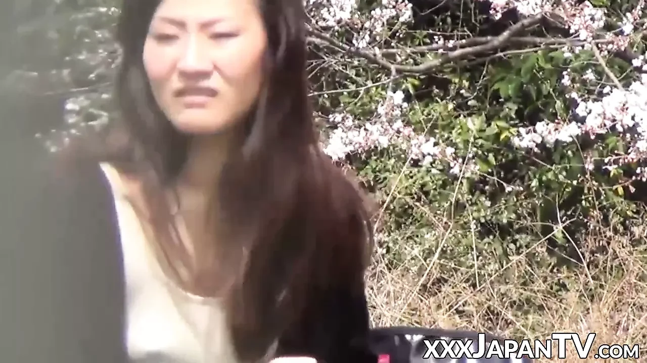 日本辣妹玩弄她的阴户并被射精