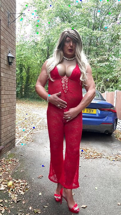 Seksi transvestit kellycd2022 u seksi crvenom kombinezonu i štiklama