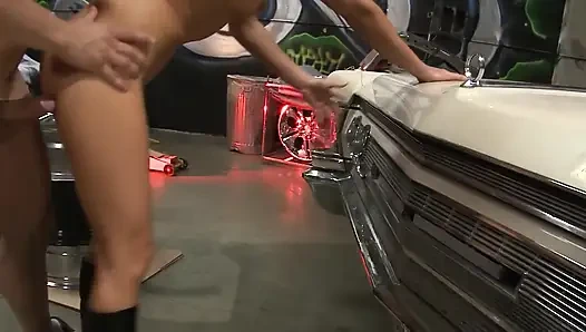 Nasse sexszene 2_sexy brünette MILF in den arsch gefickt in der Mechanikerhandlung endet mit Squirting