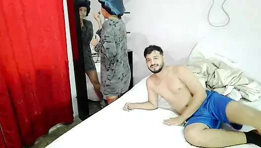 Ich ficke meine stiefschwester, nachdem sie aus dem badezimmer gekommen ist