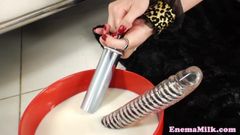 Emo klysma lesbiennes genieten van anale melkspuiten