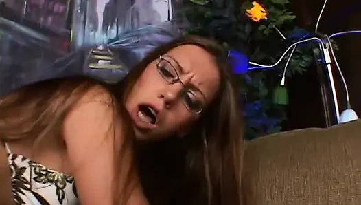 Брюнетка в очках скачет на черном члене и глотает сперму