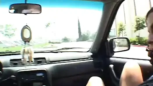 Pelacur cantik menikmati lubangnya yang rapat disetubuhi oleh tiang besar