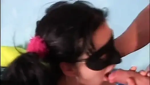 Возбужденная шлюха сосет большой член в любительском видео.- (полный оригинальный фильм)