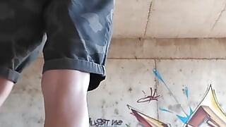 Kencing luar dan menunjukkan thong