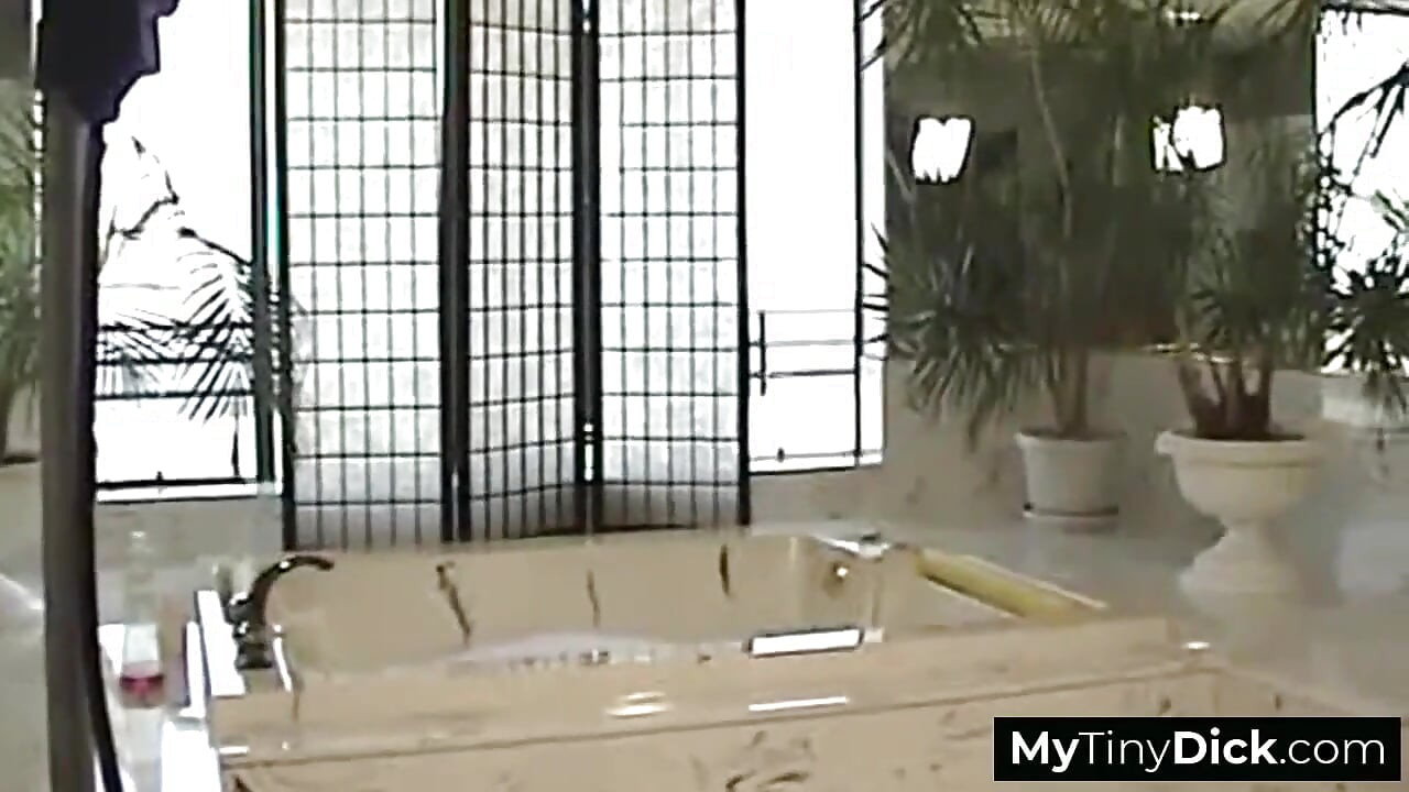 Uma deusa curvilínea brincando com seu corpo modesta
