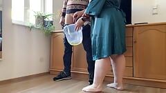 Ibu mertua yang tersayang melepas celana dalamnya dan kencing dengan kakinya terbuka lebar di ember di sebelah menantunya