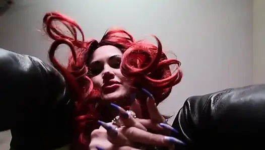 Рыжая итальянская госпожа в черных сапогах унижает тебя