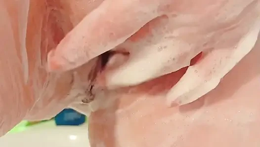 Sabrinahole seksi lagi asik ngocok kontol, crot sperma, dan mandi air panas