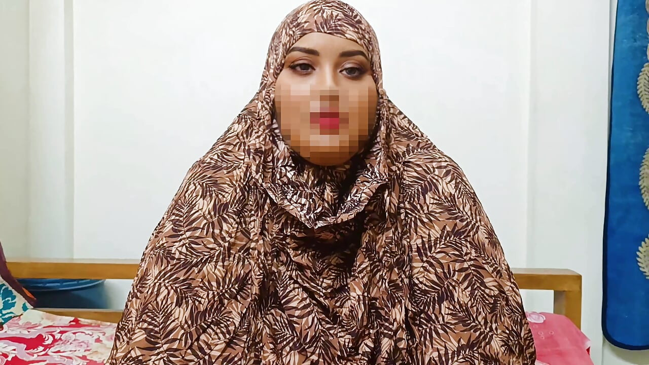 Des filles desi du village en plein air rentrent chez elles et sucent une bite