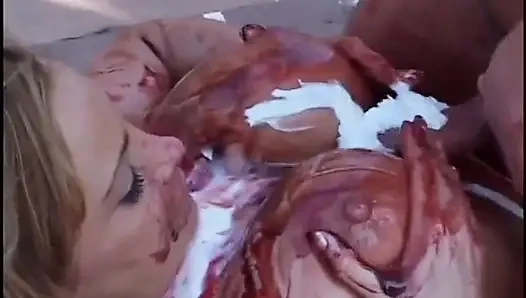 Azgın yarak emiyor bebek ve erkek arkadaşı yerde şurupla kaplıyken sikişiyor