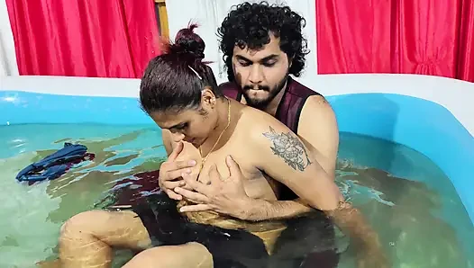 Romansa kolam renang panas dengan pers payudara dan romansa pantat