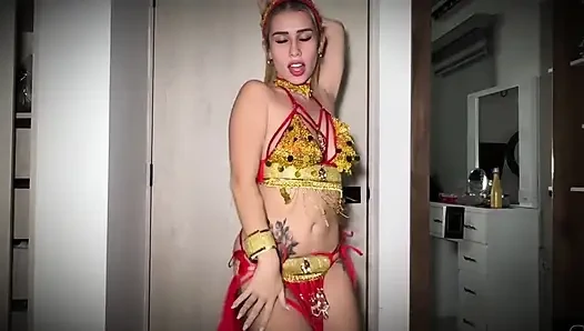 Wunderschöne, Geile Araberin Reitet Auf Einem Großen Weißen Schwanz in Den Arsch