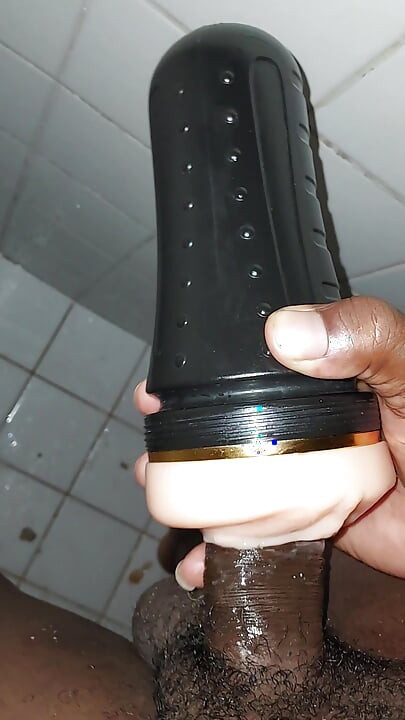 Pau preto batendo punheta com fleshlight