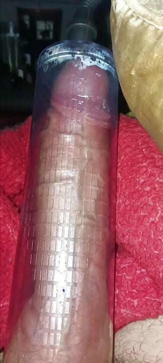 Kesilmemiş sikimde penis pompası deniyorum, eğlence için