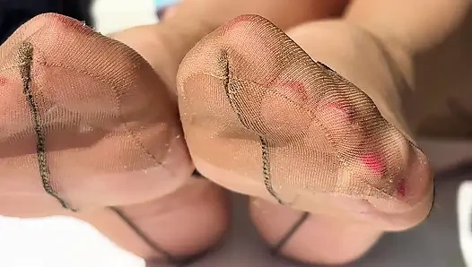 Mrs mature feet lagi asik matahari di balkon rumahnya 401