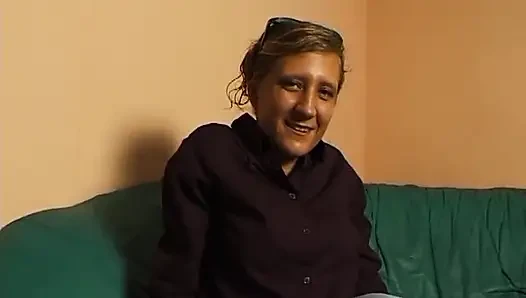 Küçük memeli sarışın oyuncu seçmelerinde amını ovuyor ve parmaklıyor