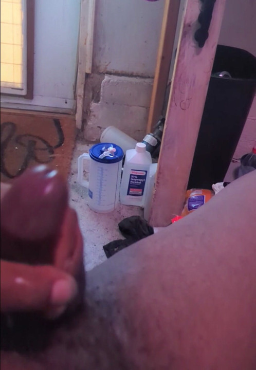 Seksi büyük zenci mastürbasyon yapıyor ve sperm çekiyor