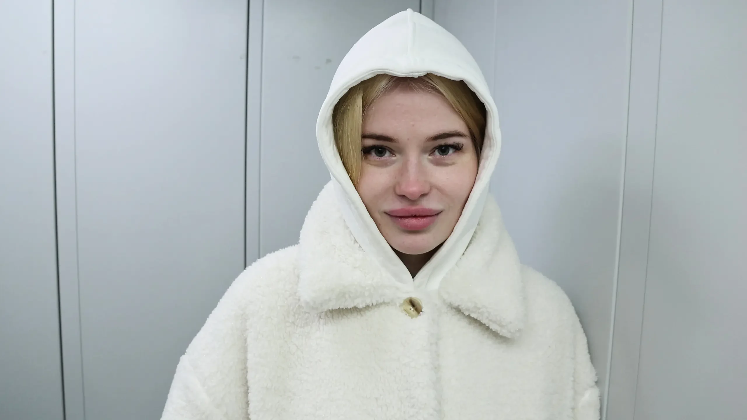 I give a stranger a blowjob in the entryway