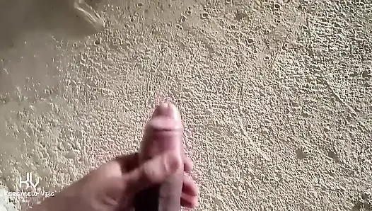 Pervers zeigt mir seinen penis in der Öffentlichkeit und ich konnte es nicht widerstehen, es in einem verlassenen Gebäude zu versuchen