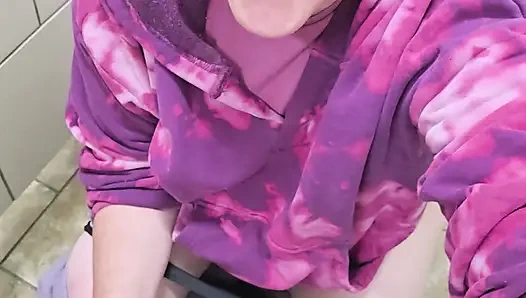 Присоединяйся ко мне, пока я писаю на заправке