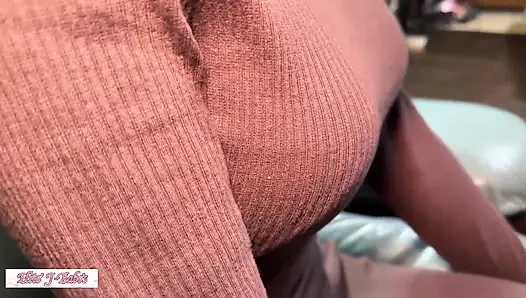 Dokter gigi allure yang menawan bersinar saat reaksinya mengintensifkan sudut pertemuan yang berani