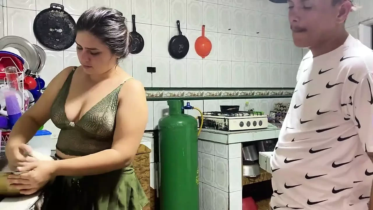 我的妻子接受了一个新的服务员工，并接受了她，她给了她的阴户