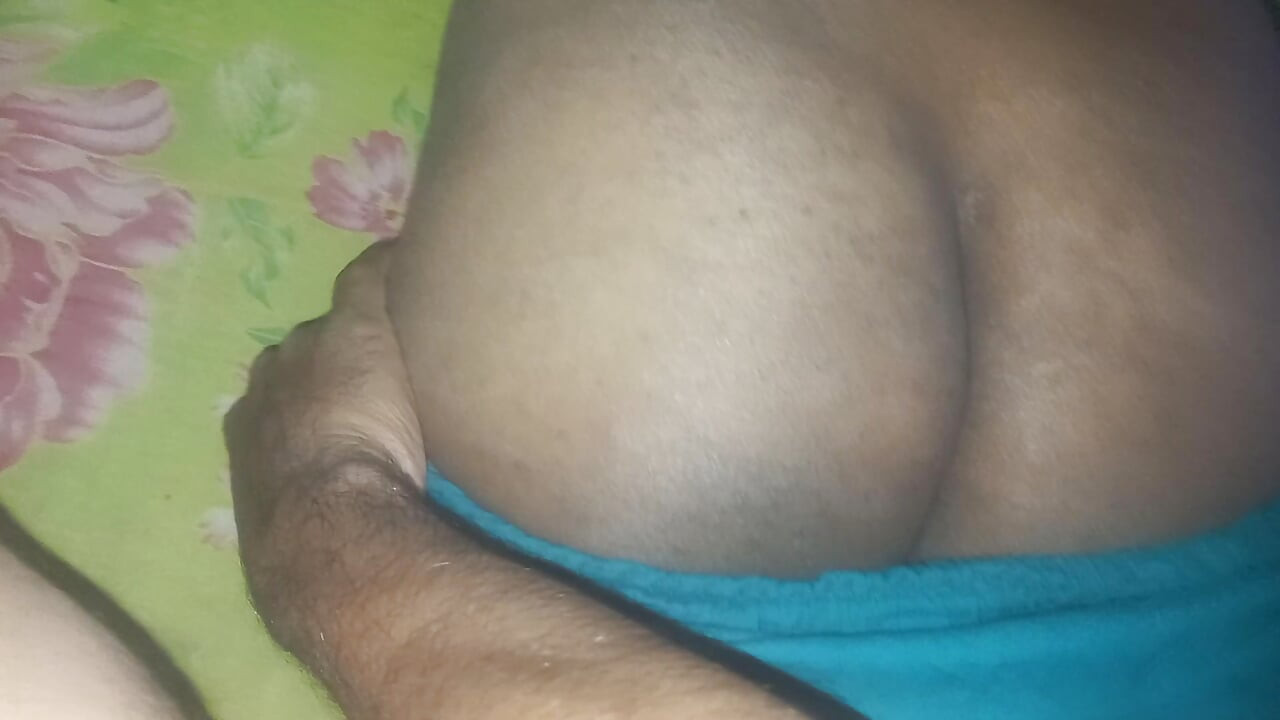 看看我如何操她多汁的屁股，她得到了如此多的快感