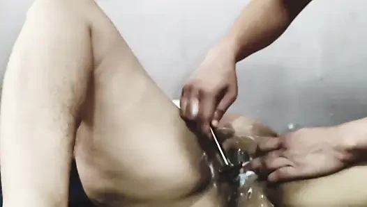 Maalkin ko naukrani ne boyfriend ke sath sex karte huye pakada