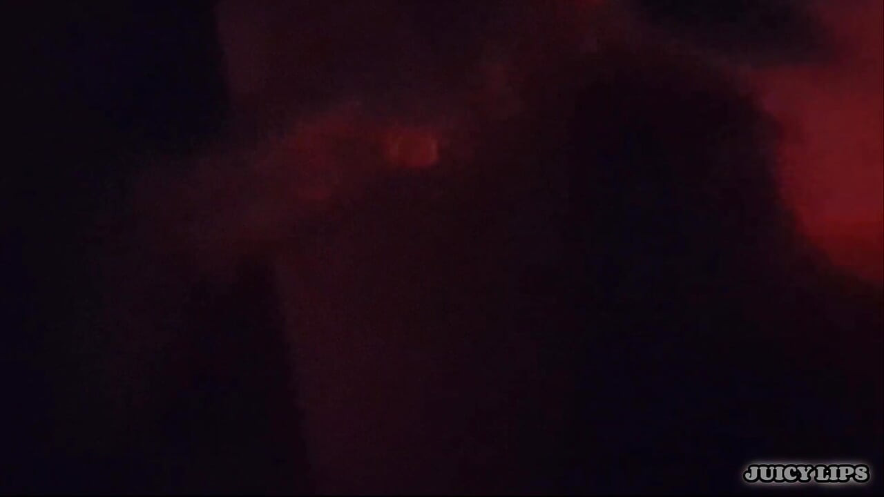 ליפסים עסיסיים - מביאים אותו לחדר האדום כדי למצוץ את הזין שלו בצורה מרושלת