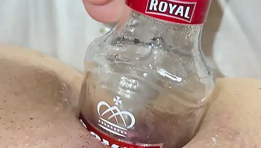 Extremes Anales Einführen Mit Einer Flasche in Nahaufnahme