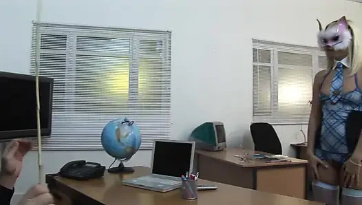 Жесткое двойное проникновение для грязной блондинки-шлюшки