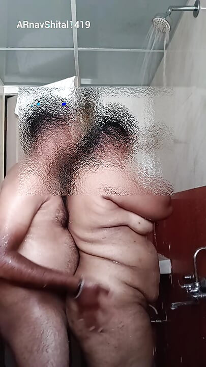 עושה אמבטיה רמנטית עם הבהבי השמנמנה שלי