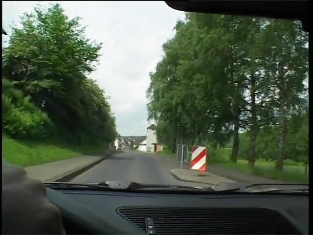 בלונדינית שנאספה מזדיינת ומקבלת גמירה על הפנים